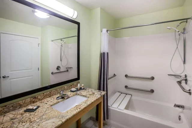 غرفة تنفيذية بسرير كينج مع أريكة، La Quinta Inn And Suites By Wyndham Odessa North 3/4