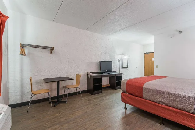 غرفة قياسية بسرير كوين، Motel6 Bridgeview, IL 2/8