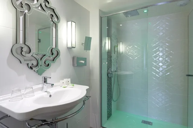 Connecting, Queen and Twin Beds, Phileas Lazare Spa 2/4