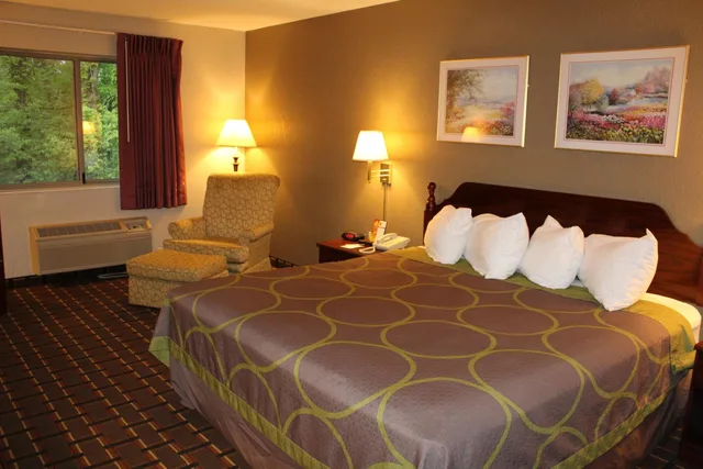 جناح بسرير كينج بمطبخ صغير، Super 8 by Wyndham Valparaiso 2/4