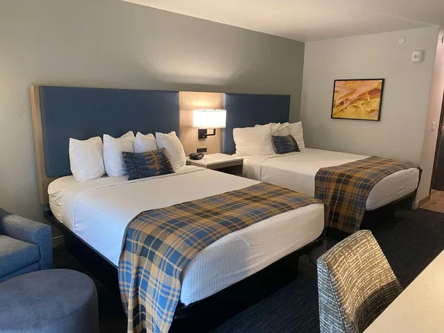 غرفة بسريرين كوين بإطلالة بحوض استحمام لذوي الإعاقة، Best Western Lake Lucille Inn 2/3