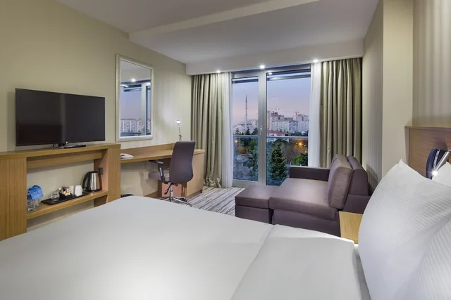 غرفة بسرير كوين مع أريكة، Hampton By Hilton Istanbul Atakoy 1/4