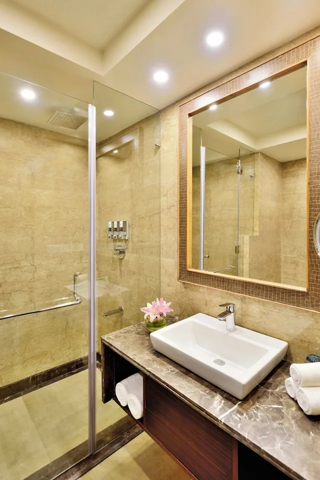 غرفة بسرير كينج للمدخنين، Four Points By Sheraton Srinagar 2/3