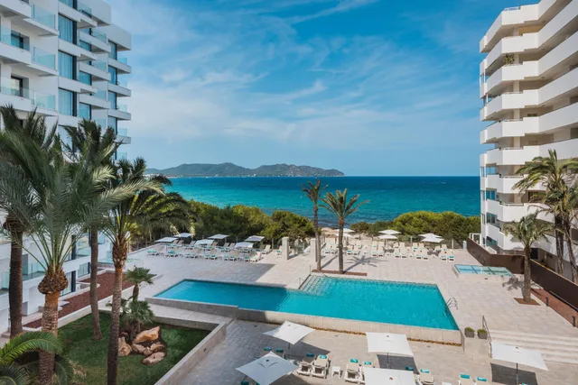 غرفة بسرير مزدوج أو سريرين منفصلين بإطلالة جزئية على البحر، Iberostar Waves Cala Millor - Adults Only 1/1