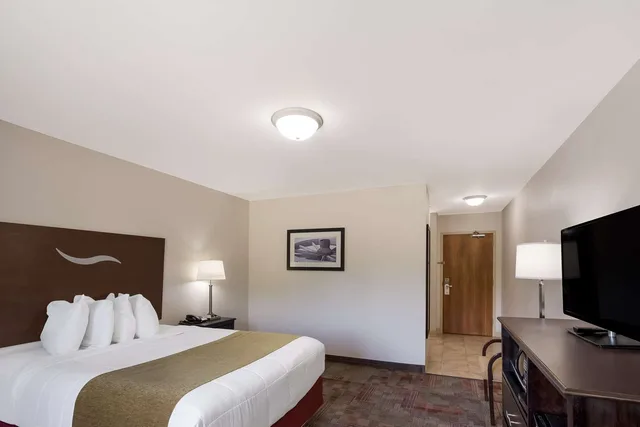 غرفة بسرير كوين لذوي الإعاقة، SureStay Hotel By Best Western Whittington 1/6
