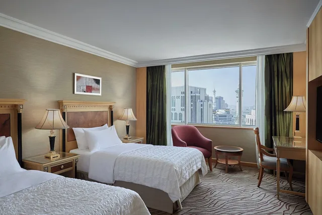غرفة بريميوم بثلاثة أسرّة، مريديان مكة(Le Meridien Makkah) 1/10