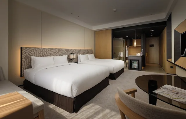 غرفة عائلية بسريرين مزدوجين بإطلالة على النهر بشرفة، CROWNE PLAZA TAINAN 5/6