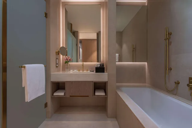 غرفة ديلوكس بسرير كينج وسريرين منفصلين، Steigenberger Hotel Doha 4/4