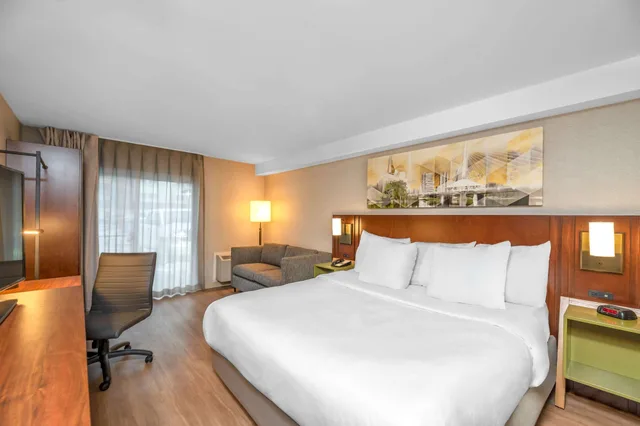 Upgrade, King Bed, Sofa، Comfort Inn South Shore 3/10