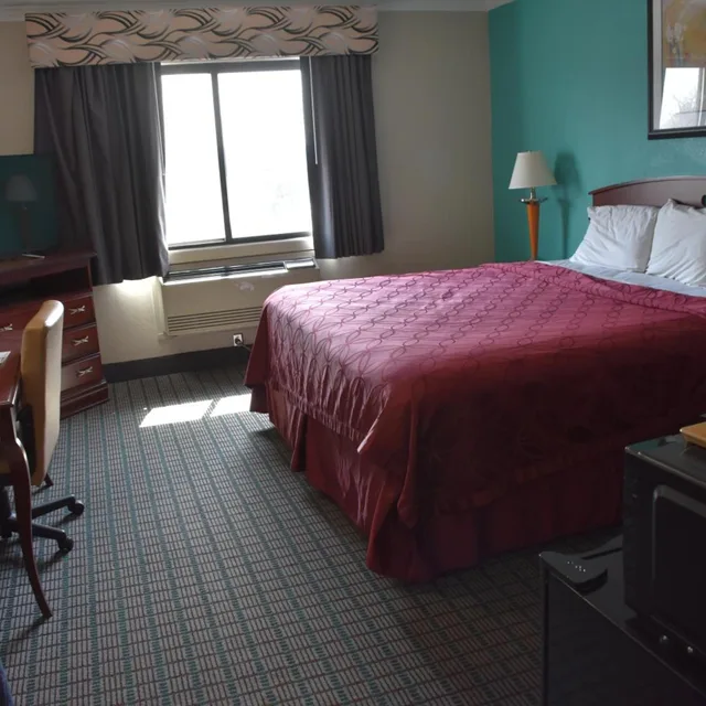 Room, King Bed, Smoking, Rodeway Inn Syracuse Carrier Circle 1/4