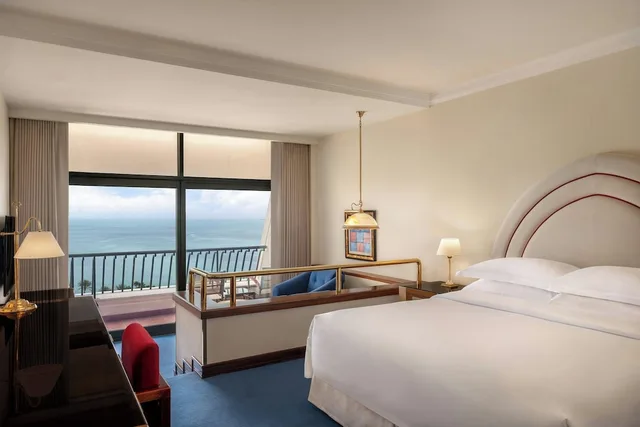 غرفة ديلوكس بسرير كينج بشرفة بإطلالة للمدخنين، Sheraton Grand Doha Resort & Convention Hotel 1/10