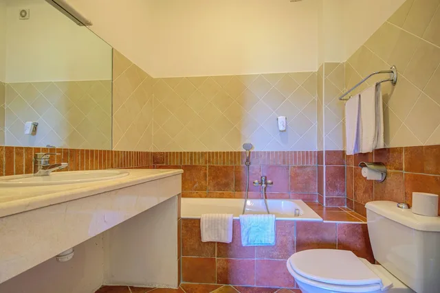 غرفة كومفورت رباعية بسرير كوين وسريرين منفصلين بإطلالة على البحر، Hôtel La Corniche 7/8