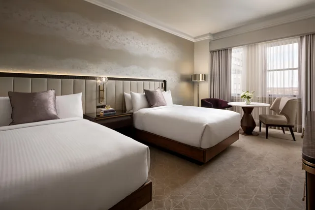 غرفة ديلوكس بسرير كينج بإطلالة، Fairmont Hotel Macdonald 1/1