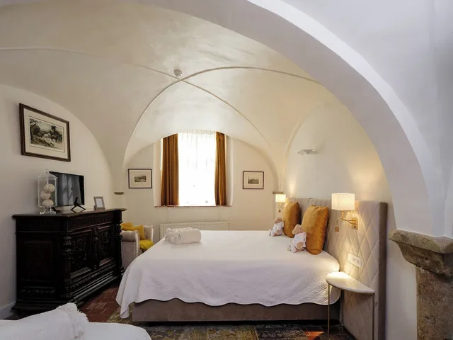 غرفة ديلوكس ثلاثية بسرير مزدوج وسرير فردي بإطلالة على القناة، Hotel Ter Brughe 5/8