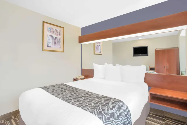 Suite, Queen Bed, The Block Hotel 1/6