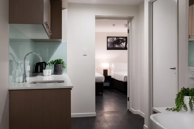 غرفة ديلوكس بسريرين كوين وسريرين منفصلين بغرفتي نوم بمطبخ صغير، Ascot Budget Inn 7/7