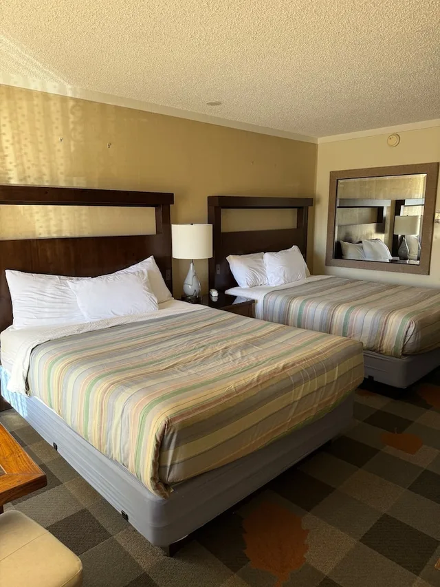 Deluxe, 2 Queen Beds, Snowshoe Motel 1/8
