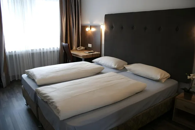 غرفة بثلاثة أسرّة، Bahn Hotel Dusseldorf 2/2
