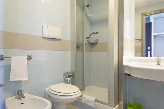 غرفة بسريرين منفصلين، B&B Hotel Bologna 10/10