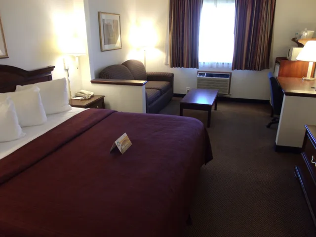 Business, King Bed, Sofa, Quality Inn & Suites Eldridge Davenport North 9/10