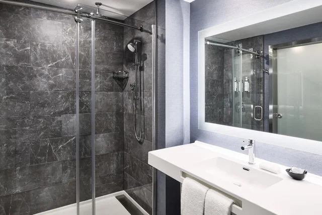 غرفة قياسية بسرير كينج لذوي الإعاقة، AC Hotel San Diego Downtown Gaslamp Quarter 3/5