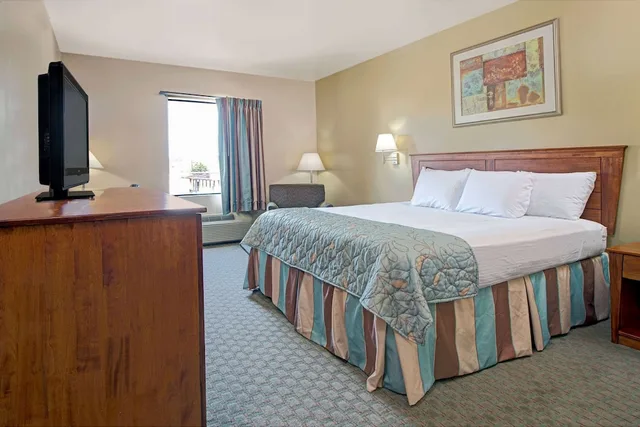 غرفة قياسية بسرير كينج، Days Inn by Wyndham Downtown St. Louis 1/2