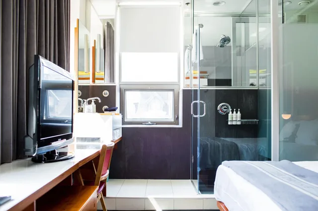 استوديو بسرير كوين، The Drake Hotel 6/7