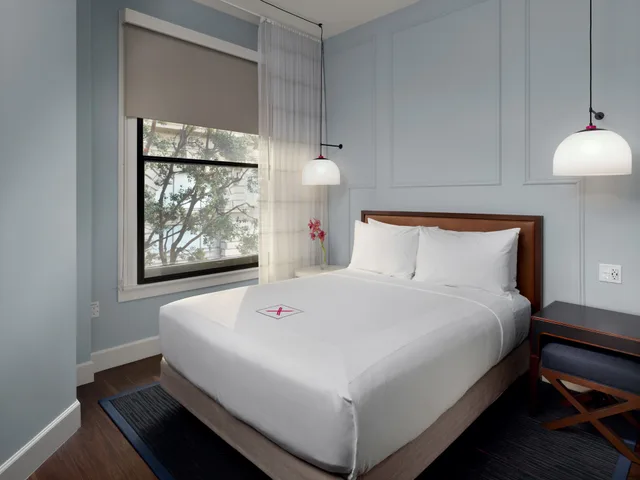Mono, Queen Bed، Axiom Hotel 1/9