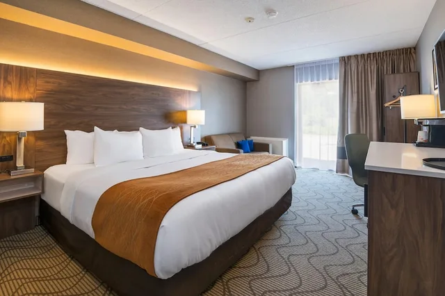 Upgrade, King Bed, Ground Floor، Comfort Inn North Bay 2/6