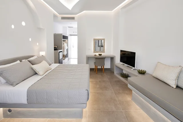 Suite, King Bed, Outdoor Jetted Tub, Sofa، Amara Suites Santorini 6/8