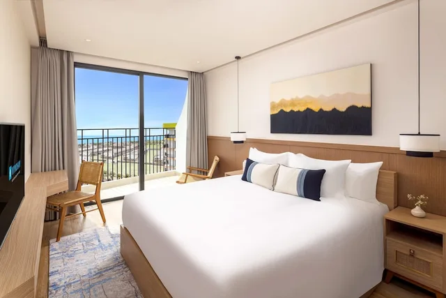 غرفة سوبيريور بسرير كينج بإطلالة على البحر، Wyndham Royal Beachfront Resort & Spa Hoi An Danang 6/10