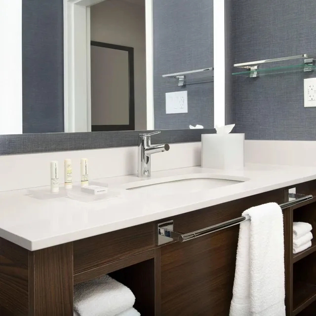 استوديو بسرير كينج بإطلالة على الحديقة مع أريكة، Residence Inn by Marriott Miami Northwest 4/5