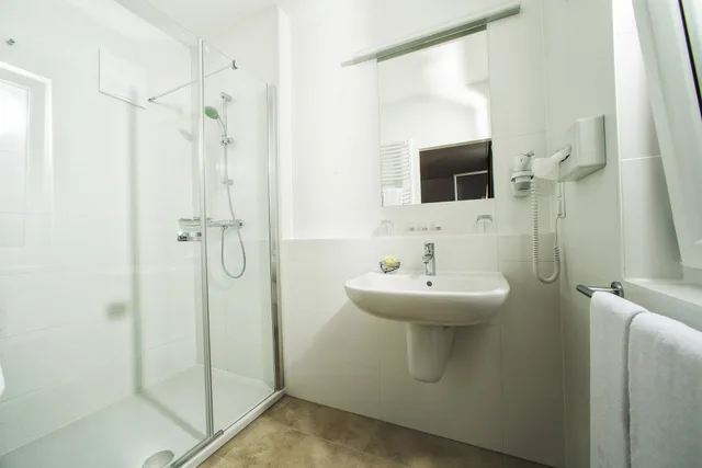 غرفة كومفورت بسرير كوين بشرفة، Toscanina - Hotel Garni 6/6