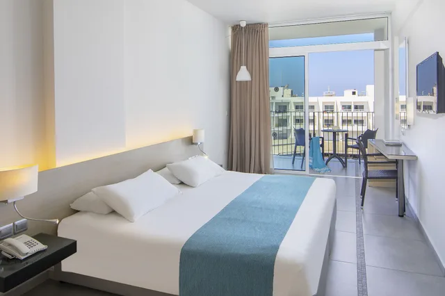 غرفة سوبيريور بسرير مزدوج بإطلالة على المسبح، Mayfair Hotel 3/8