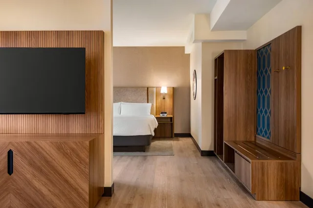 جناح بسرير كينج مع أريكة، HOLIDAY INN HOTEL AND SUITES VANCOUVER DOWNTOWN 3/5