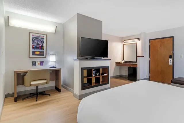 غرفة قياسية بسرير كينج مع أريكة، Hyatt Place Houston North 4/7