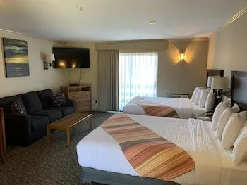 room, multiple beds, kitchenette، Coachman Inn Suites 1/1