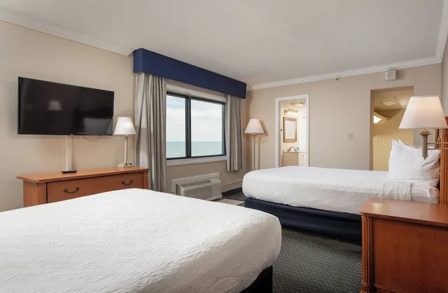 2 Rooms, Deluxe, Suite, 4 Queen Beds, No Balcony, Grande Shores Ocean Resort 4/10