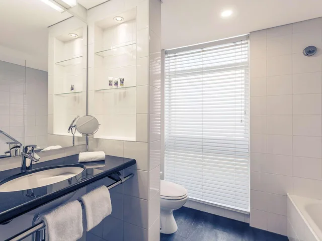 Room, Double Bed, Corner, Mercure Brisbane King George Square 5/5
