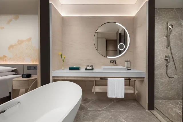 غرفة بريميوم بسريرين مزدوجين بإطلالة على البحر بشرفة، HUALUXE Resort Beihai Silver Beach by IHG 3/3