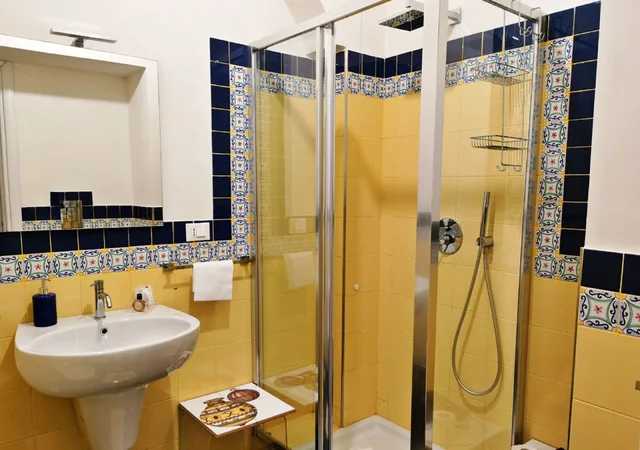 غرفة قياسية بسرير كوين بإطلالة على الفناء بغرفة نوم واحدة بحمام خاص، Titti Artistic B&B 4/4
