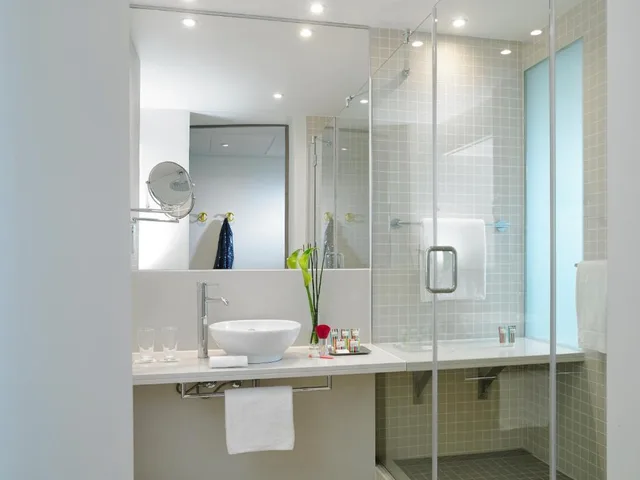 غرفة تنفيذية ثلاثية، The Gibson Hotel 2/2