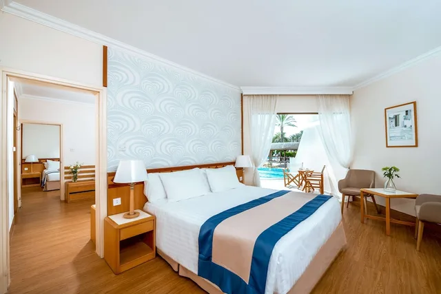 Swim Up, Connecting, Superior, Family, Queen and Twin Beds, Land View، Constantinou Bros Athena Beach Hotel 1/2