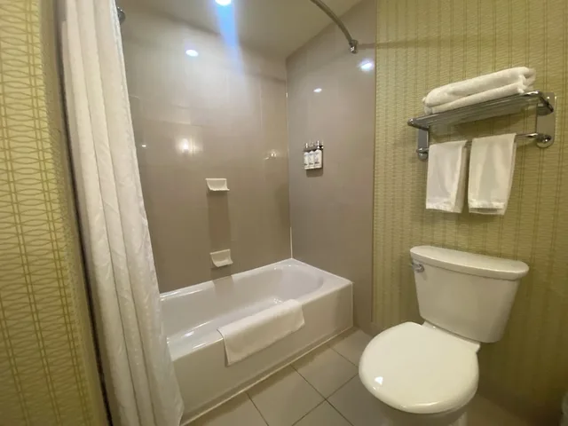 جناح بسرير كينج مع أريكة، Wingate by Wyndham Fort Saskatchewan 3/3