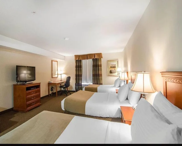 Upgrade, Efficiency, 3 Double Beds، Quality Inn & Suites Grande Prairie 4/4