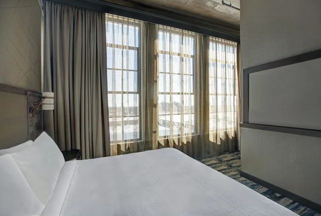 جناح ركني بسرير كينج بغرفتين، Embassy Suites by Hilton Rockford Riverfront 1/2