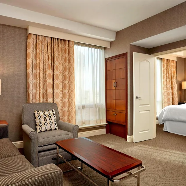 جناح ديلوكس ركني بسرير كينج مع أريكة، Sheraton Suites Calgary Eau Claire 5/5
