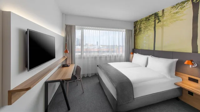 غرفة قياسية بسرير كينج وسرير كوين، Holiday Inn Munich Leuchtenbergring, an IHG Hotel 2/10