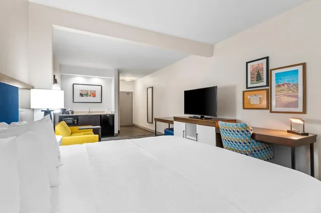 استوديو بسرير كينج مع أريكة لذوي الإعاقة، Hampton Inn Laramie 1/8