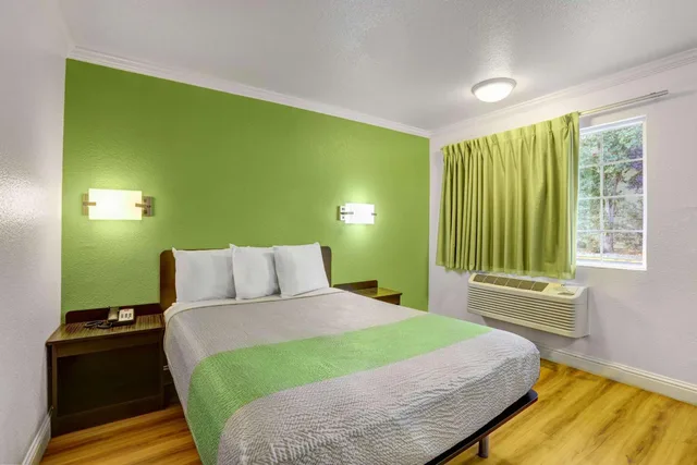 1 Queen Bed - Smoking, Motel6 King City, CA 4/10